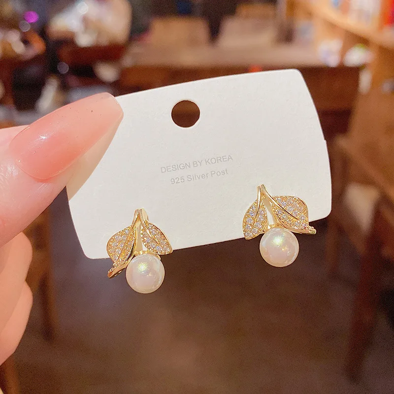 

The latest delicate micro-set leaf pearl earrings