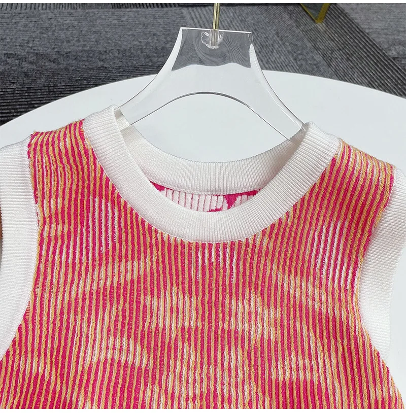 

Модное летнее женское платье-футляр в стиле M, без рукавов