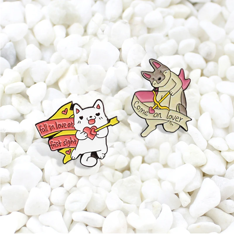 Эмалированная брошь в виде котят обнимающих ангелов купидонов для одежды