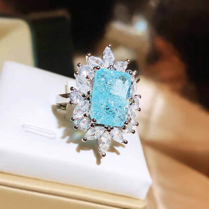 Кольцо со сверкающим аквамарином покрытым золотом 18 карат с несколькими