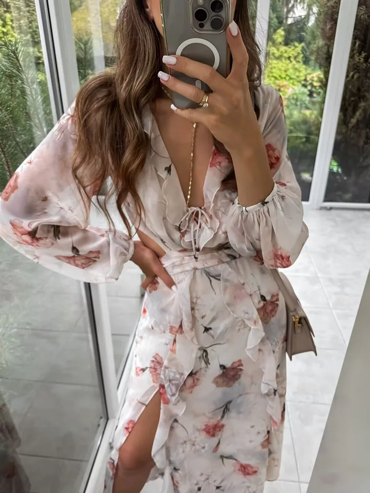 Платье женское осеннее средней длины с оборками и V-образным вырезом