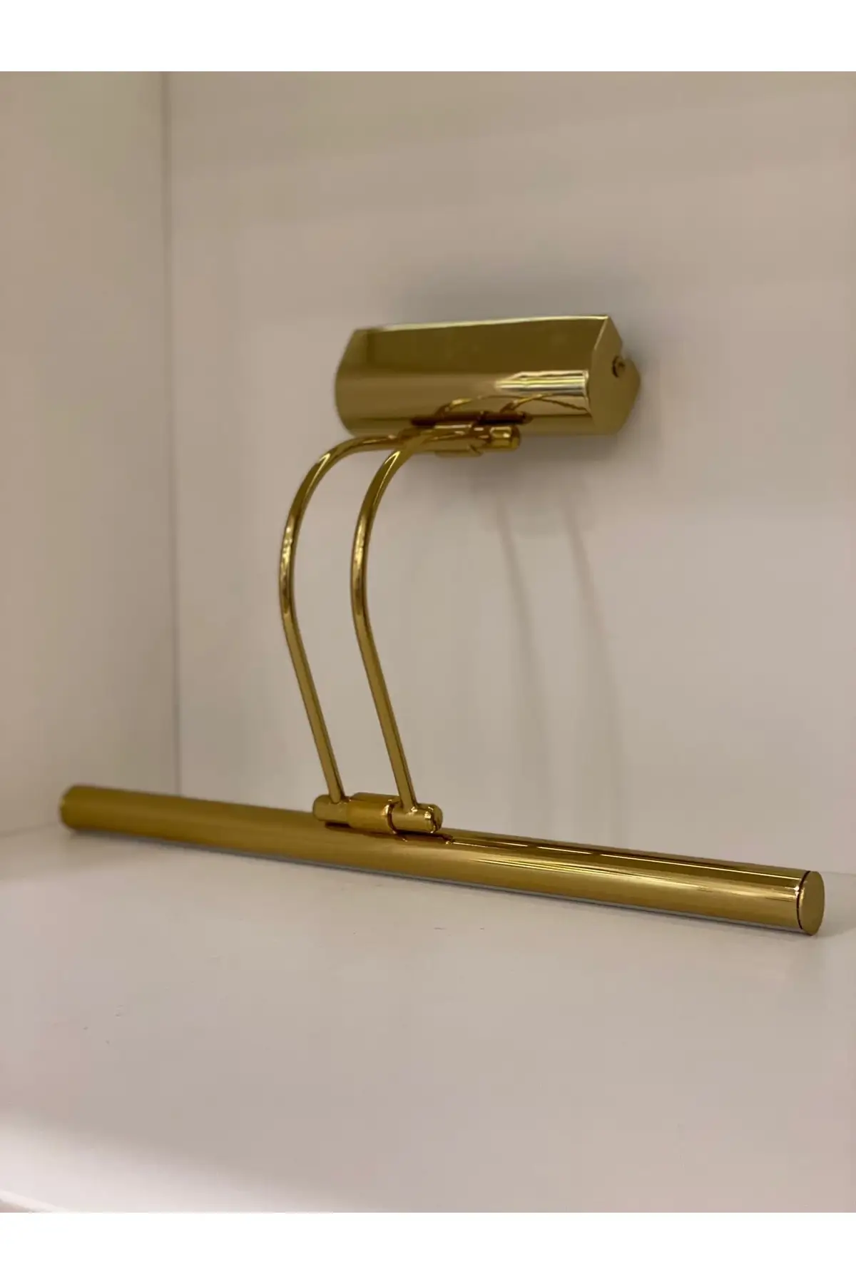 

Настольная лампа с неэлектрическим аккумулятором (золотистая)