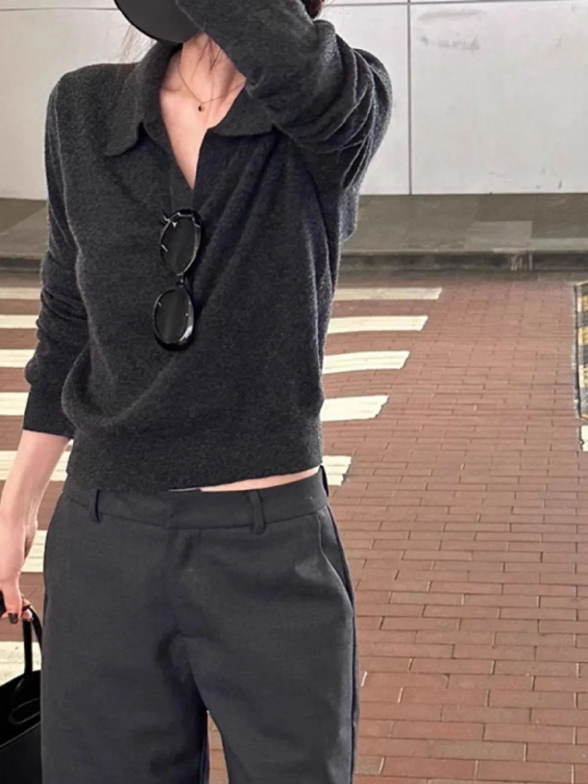 Темпераментный простой серый короткий кашемировый свитер с воротником-поло