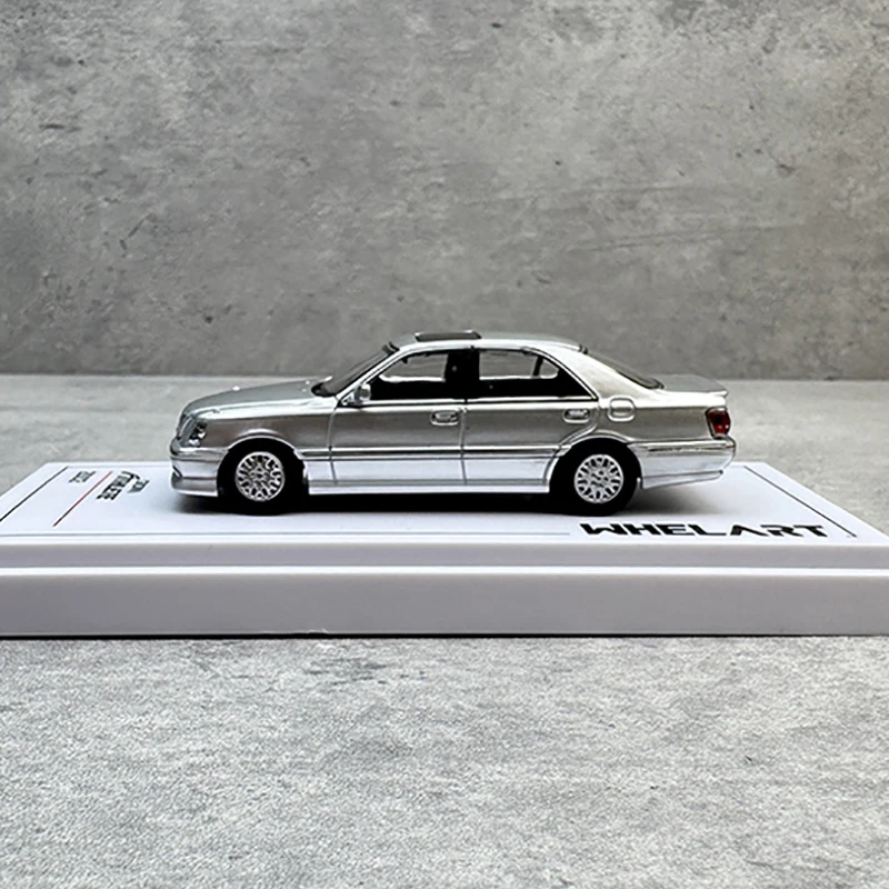 Фото Коллекционная модель автомобиля WHELART 1:64 для Crown 11-го поколения Athlete из сплава. №2
