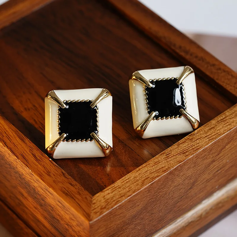 

Women's Retro Elegant Earrings Geometric Square Personalized Earrings