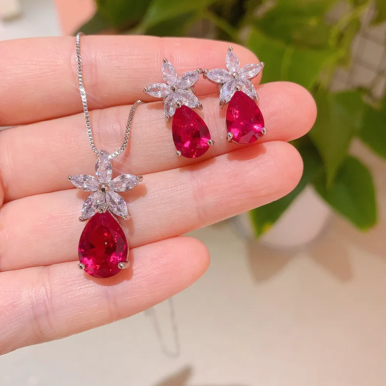 

Женский комплект из колье и серёг, из серебра 925 пробы