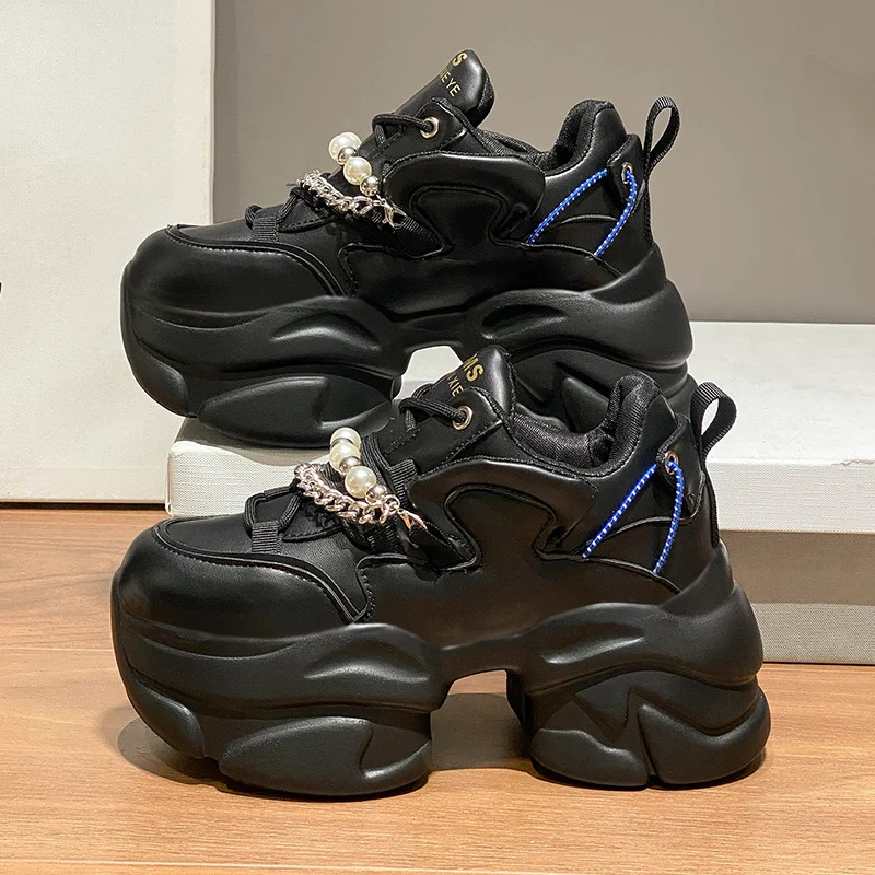 

Женские кожаные кроссовки на массивной танкетке 8 см, повседневная обувь на платформе, со шнуровкой, цепочкой и бусинами, весна 2023