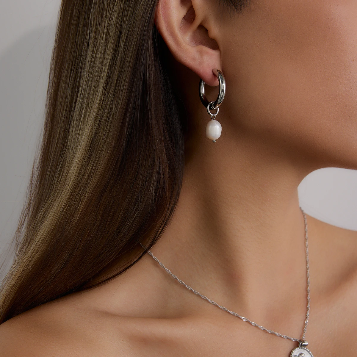 Фото Yori Chic серьги-капли с пресноводным жемчугом, водостойкие, 18 К, с PVD-покрытием, простые, гладкие, металлические, модные украшения, подарок-бижутерия №1