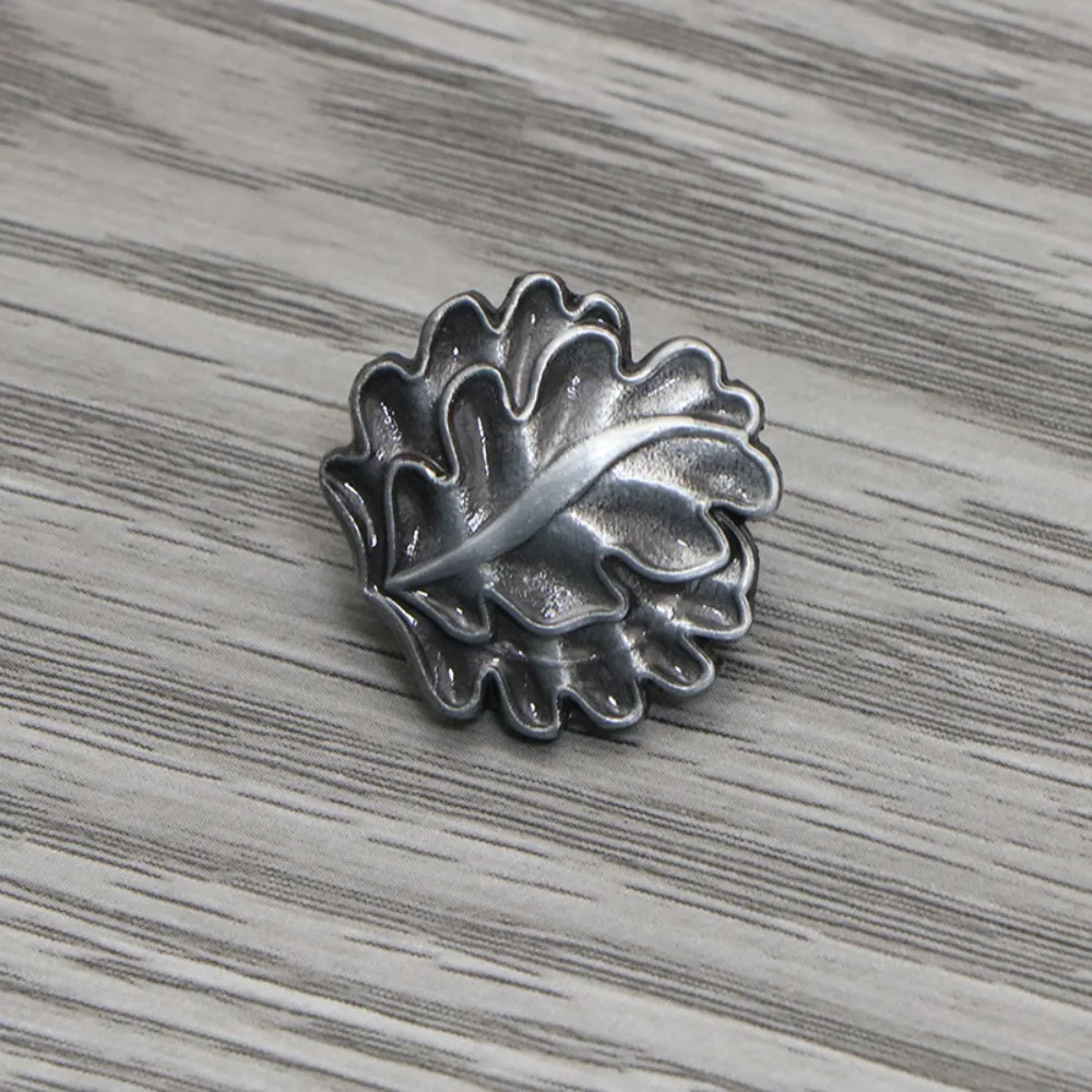 Античная серебряная булавка с дубовыми листьями