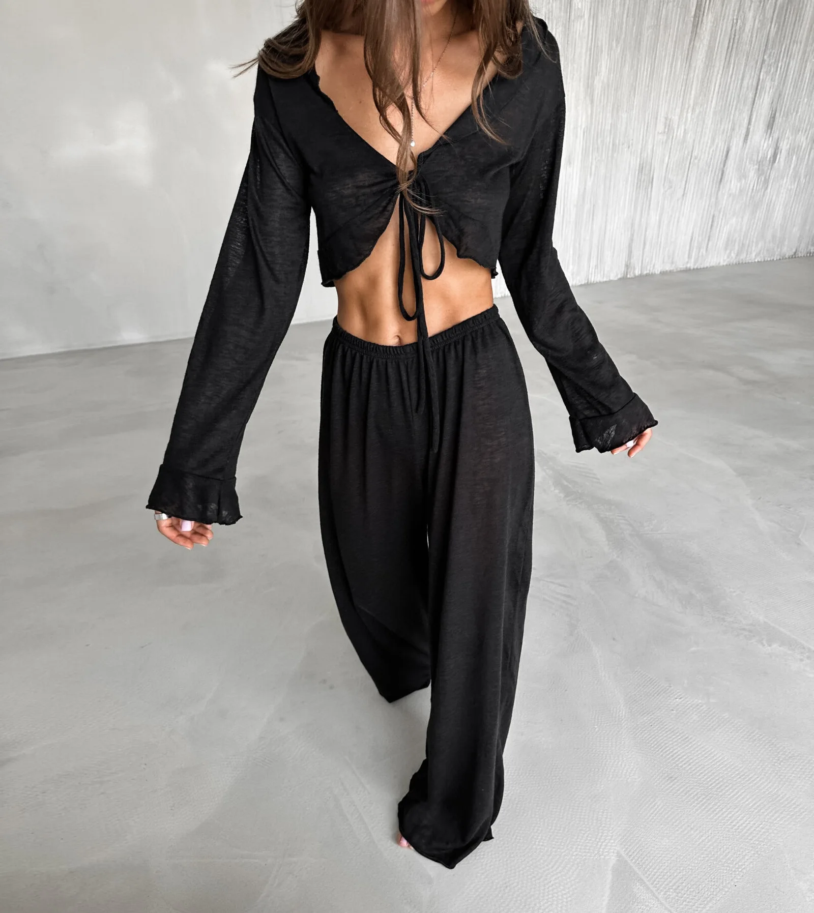 Вязаный топ и брючный костюм с v-образным вырезом на шнуровке рюшами