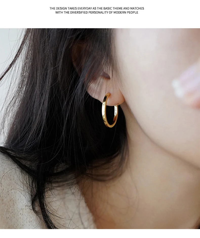 

Temperament cold wind sterling silver earrings buckle niche design light luxury senior sense of vegetarian circle earrings 2023