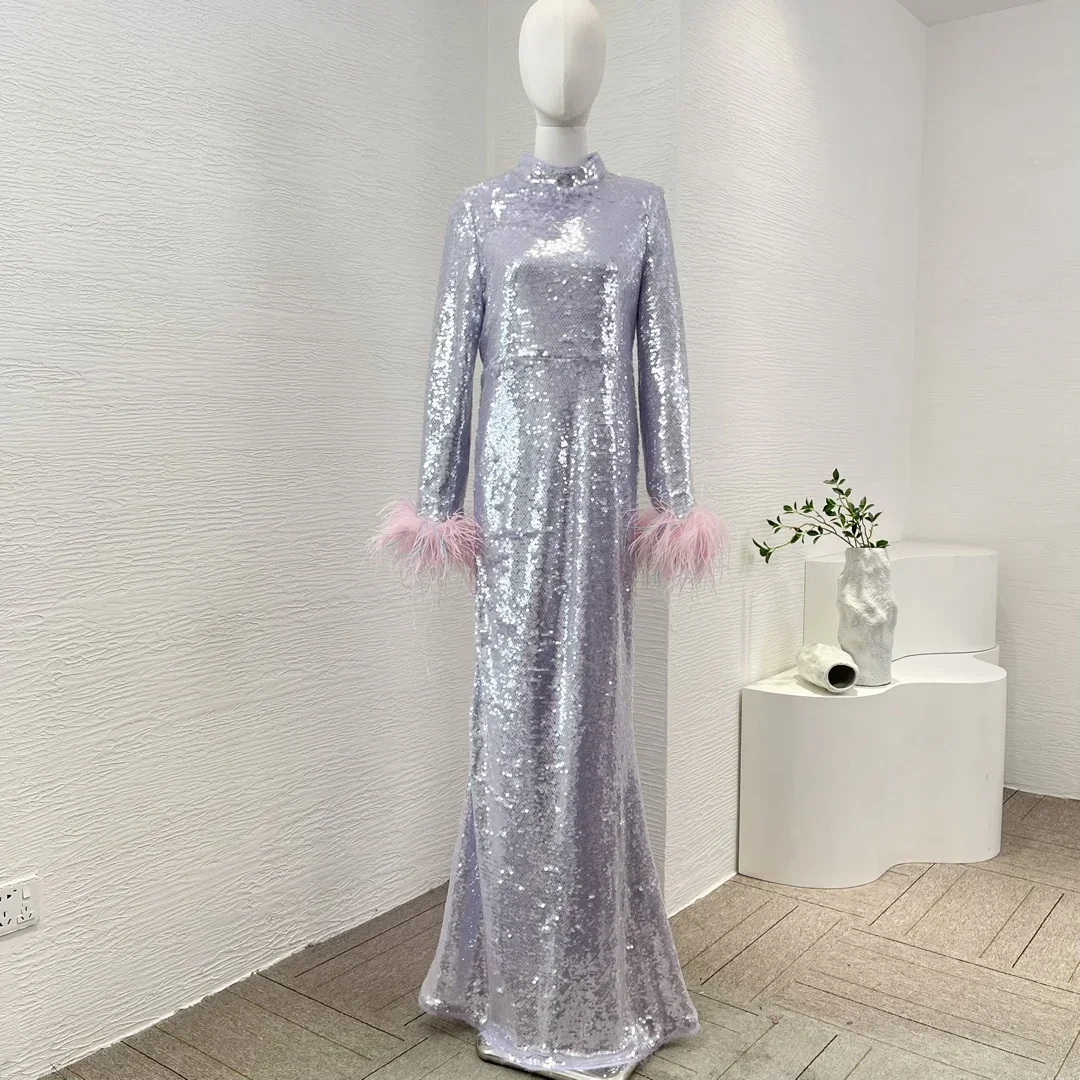 Женское длинное платье с юбкой годе зеленое блестящее облегающее перьями и