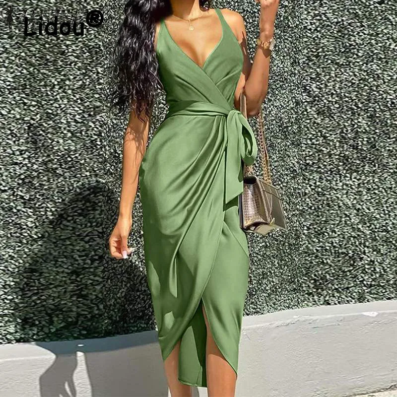 

Платье-миди атласное с разрезом, высокой талией и открытой спиной