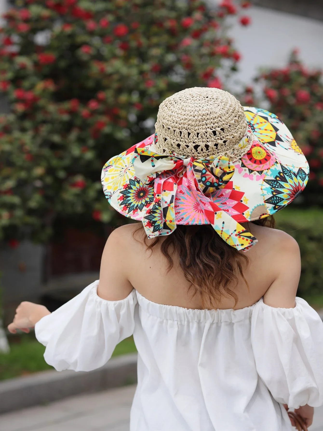 

Соломенная шляпа с графическим рисунком