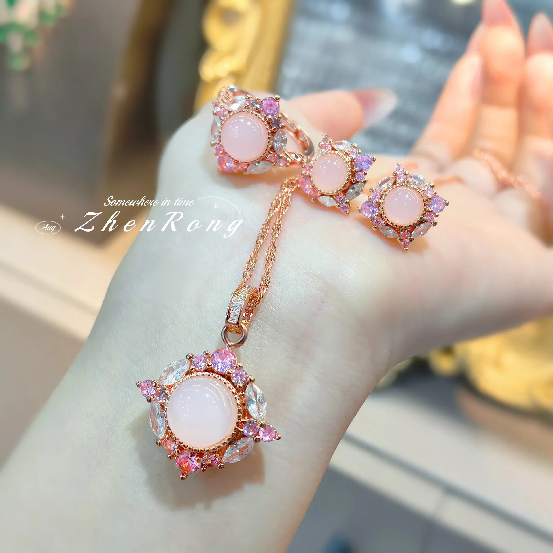 Женский ювелирный комплект из колье серёг и кольца