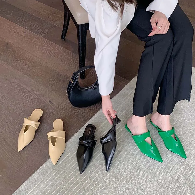 

Женские шлепанцы из лакированной кожи, заостренный носок, без застежки, на тонком низком каблуке, сланцы, летние тапочки, черные, бежевые, зе...