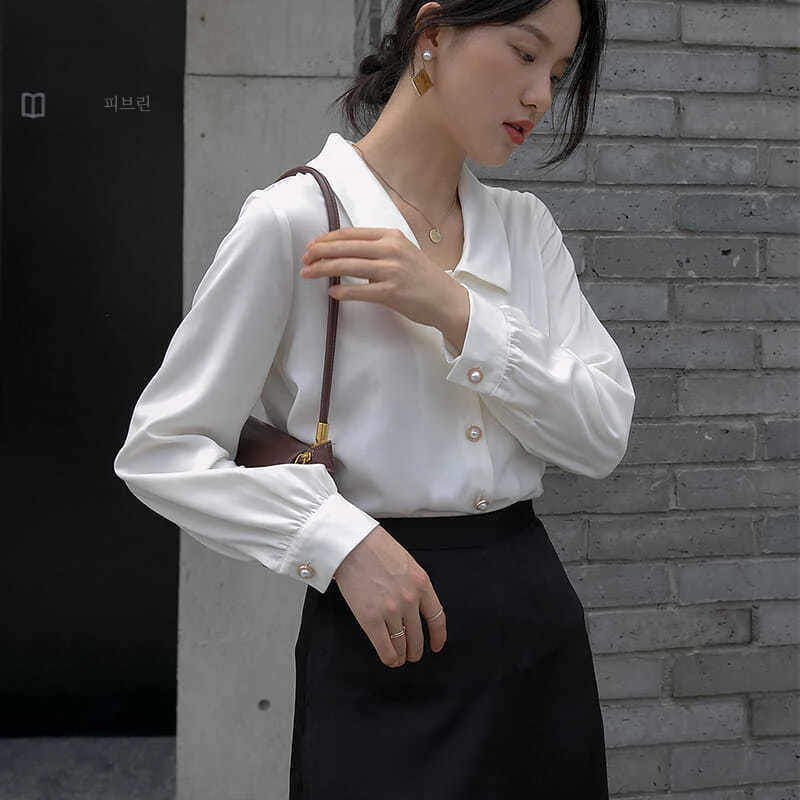 Белая рубашка с воротником-куклой в стиле ретро