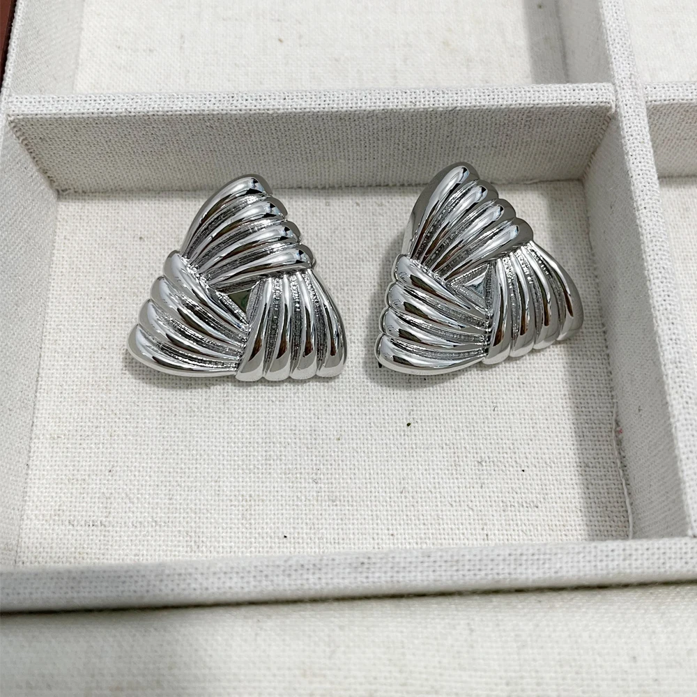 Позолоченные водонепроницаемые серьги-гвоздики с треугольной текстурой 18 К