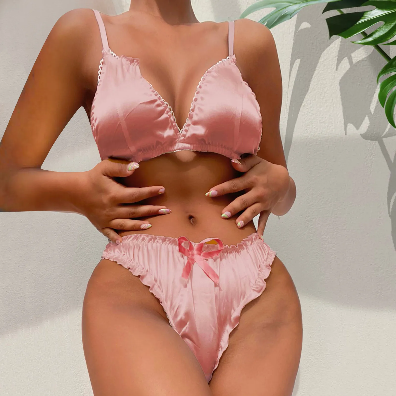 

Комплект женского нижнего белья с оборками, бюстгальтер с открытой спиной и глубоким V-образным вырезом, стринги, прозрачные эротические ко...