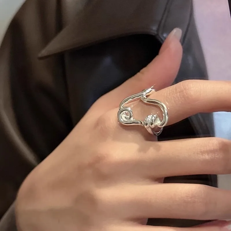 Женское кольцо в минималистическом стиле