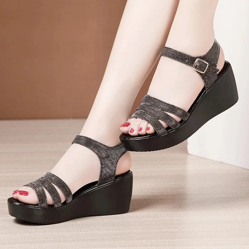 Босоножки женские на танкетке 6 см с открытым носком