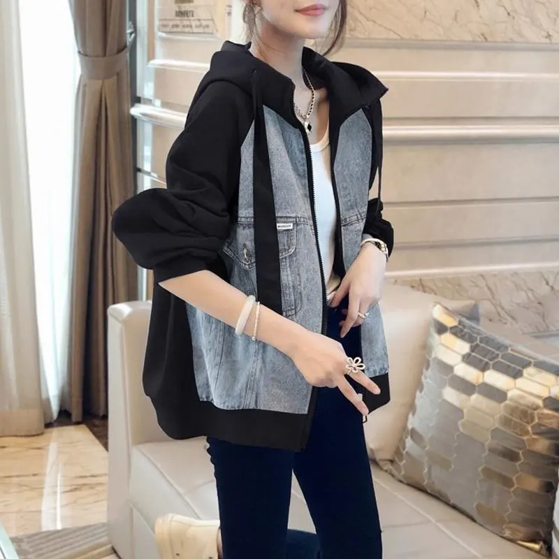 Куртка женская джинсовая демисезонная с карманами на молнии