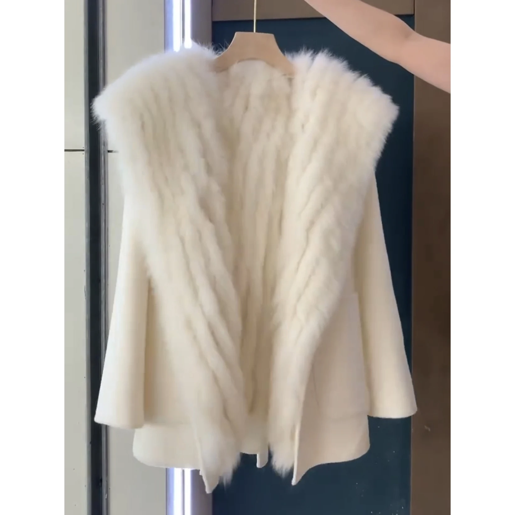 

Faux fox fur spliced fur woolencoat Women 2022 new woollen coat for autumn Winter
