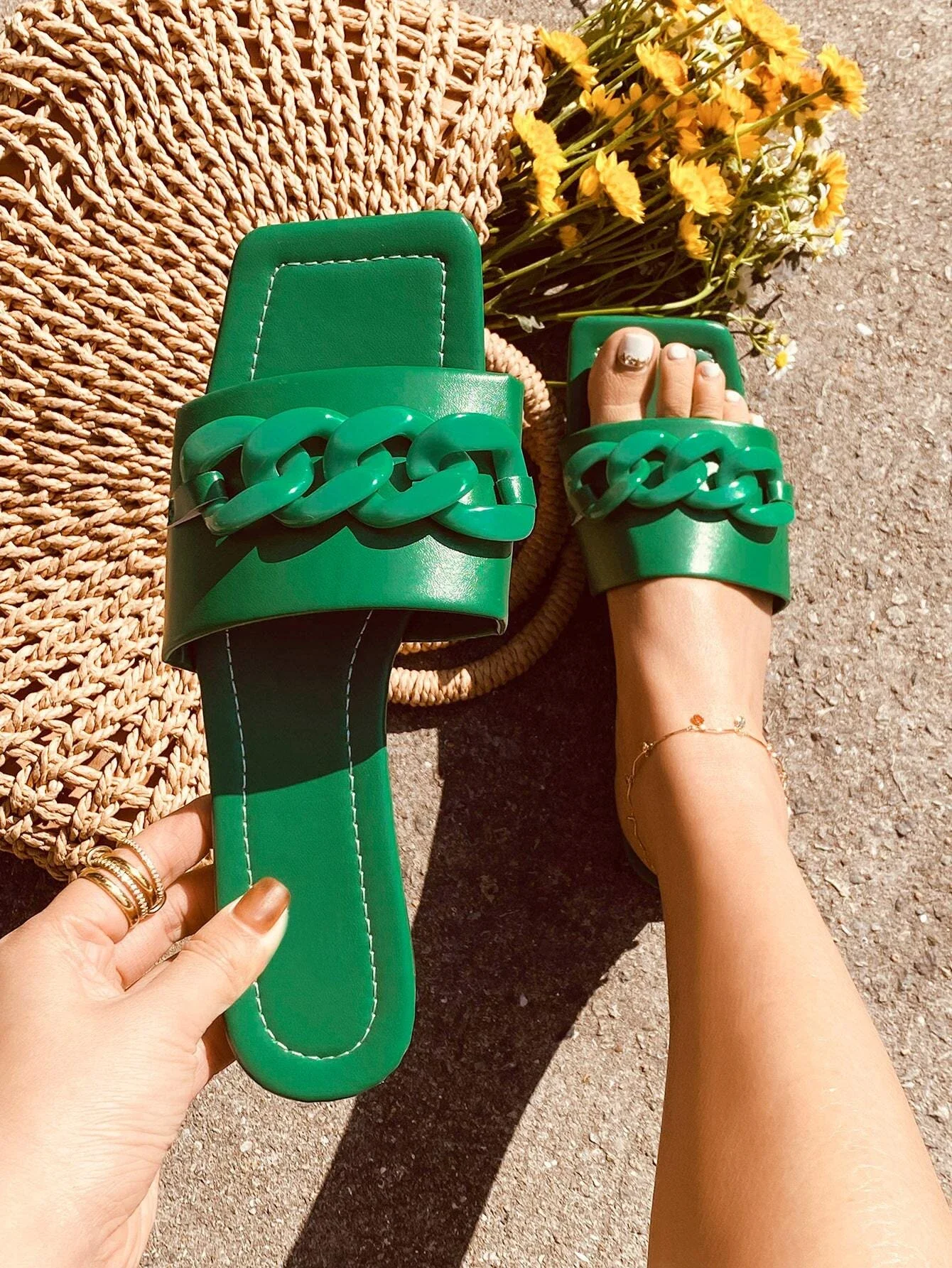 

Chain Decor Flat Slide Sandals