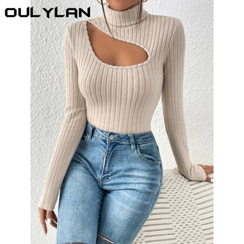 Женская трикотажная футболка с вырезами на груди и длинным рукавом