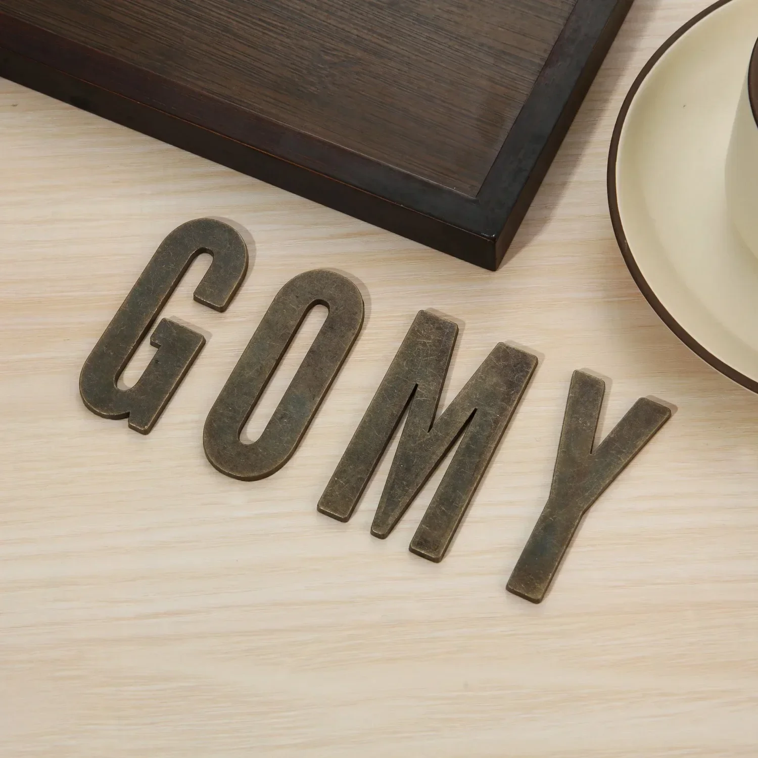 D2876 Персонализированная табличка с номером дома на открытом воздухе