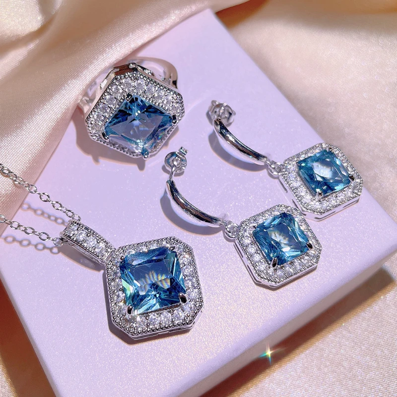 

Комплект из колье, серёг и кольца, из серебра 925 пробы
