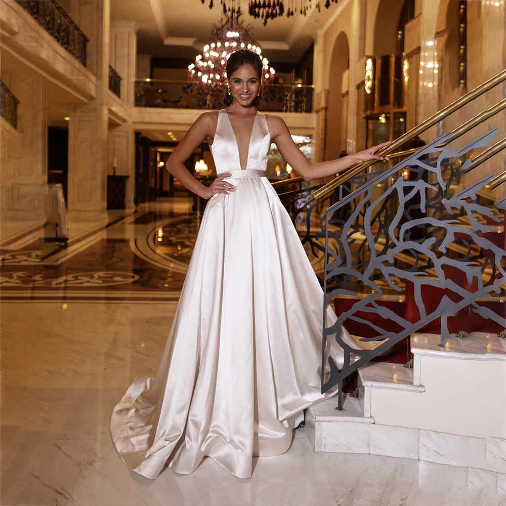 

Платье свадебное атласное ТРАПЕЦИЕВИДНОЕ с глубоким V-образным вырезом и открытой спиной