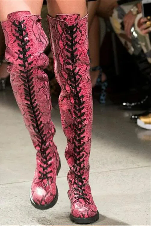 Сапоги женские выше колена кожа питона змеиная камуфляжные на плоской подошве