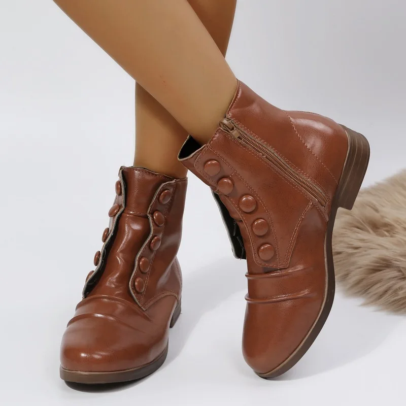 

Международная торговля женскими сапогами 2023 новые мотоциклетные сапоги с боковой молнией и кнопками на толстом каблуке Большие женские са...