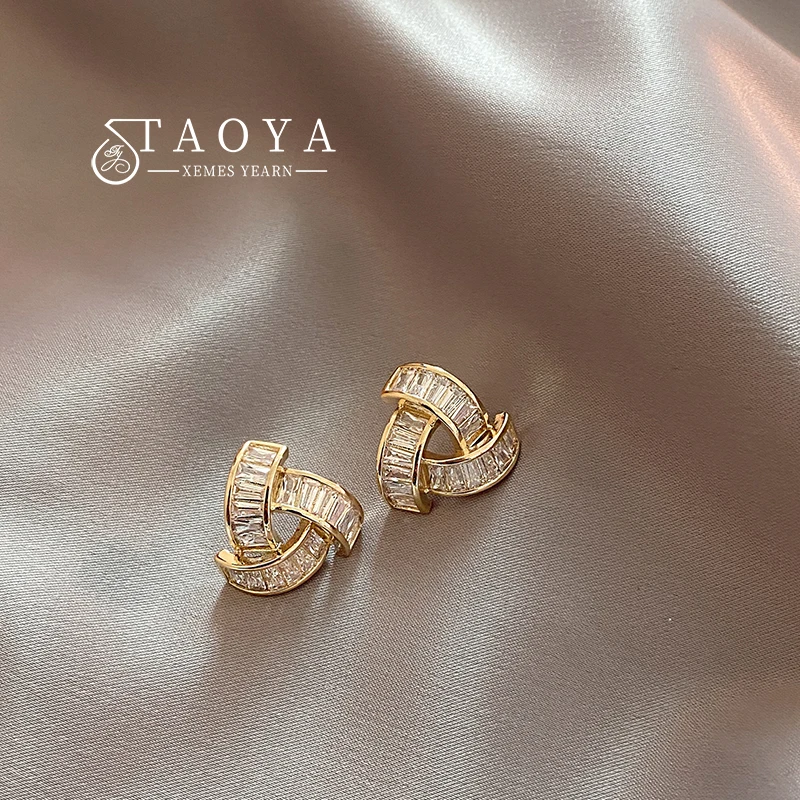 

2023 New Design Shiny Zircon Inlaid Geometric Triangle Gold Color Earrings Luxury Accessories for Korean Fashion Jewelry Women