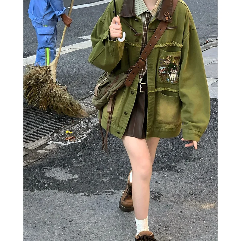 Женская джинсовая куртка с вышивкой