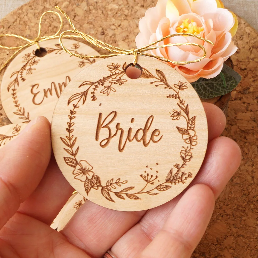 

10pcs Custom Place Name Table Settings Wedding Guest Gifts Rustic Personalized Wooden Name Tags Engraved Round Floral Decoration