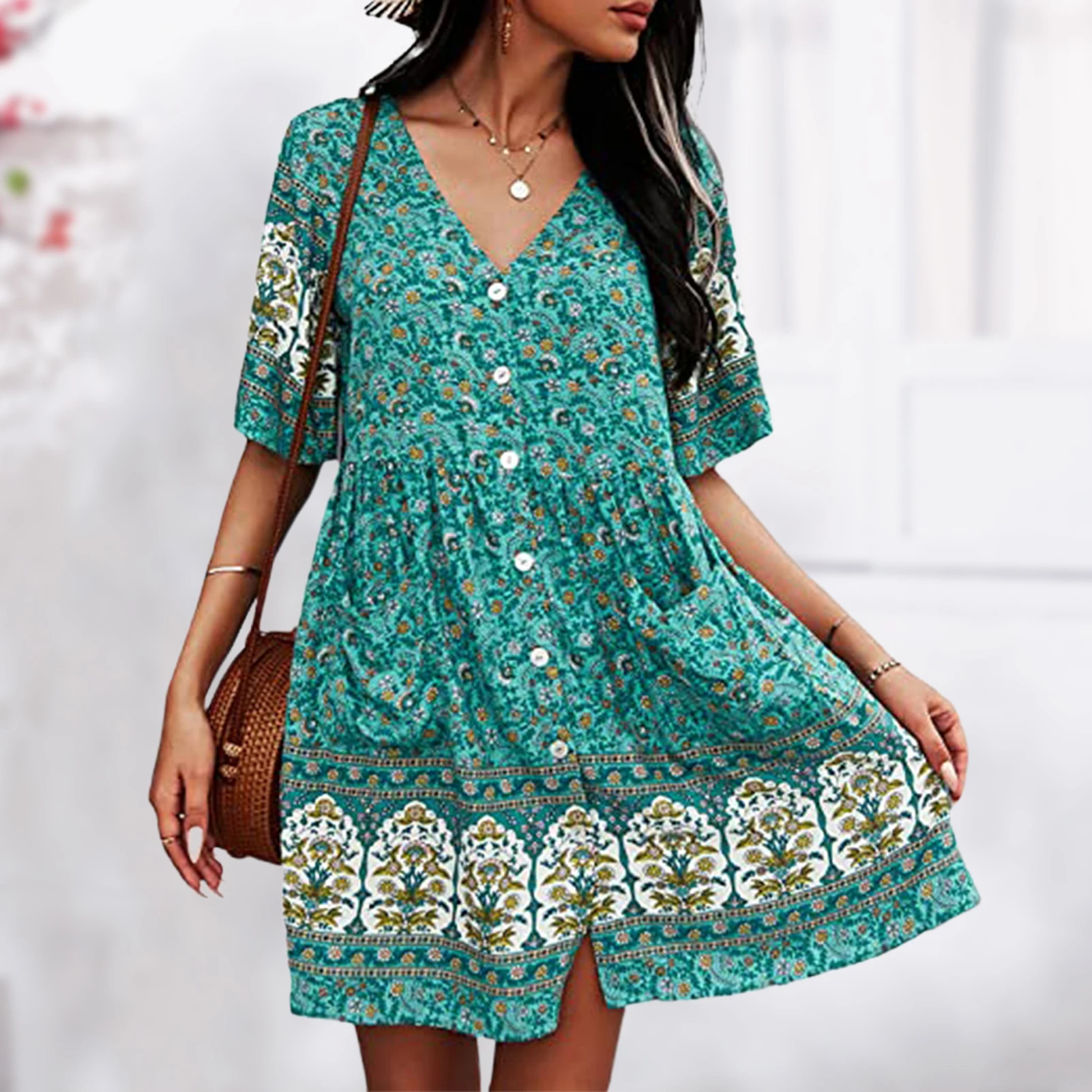 

Женское летнее мини-платье из хлопка с V-образным вырезом и карманами