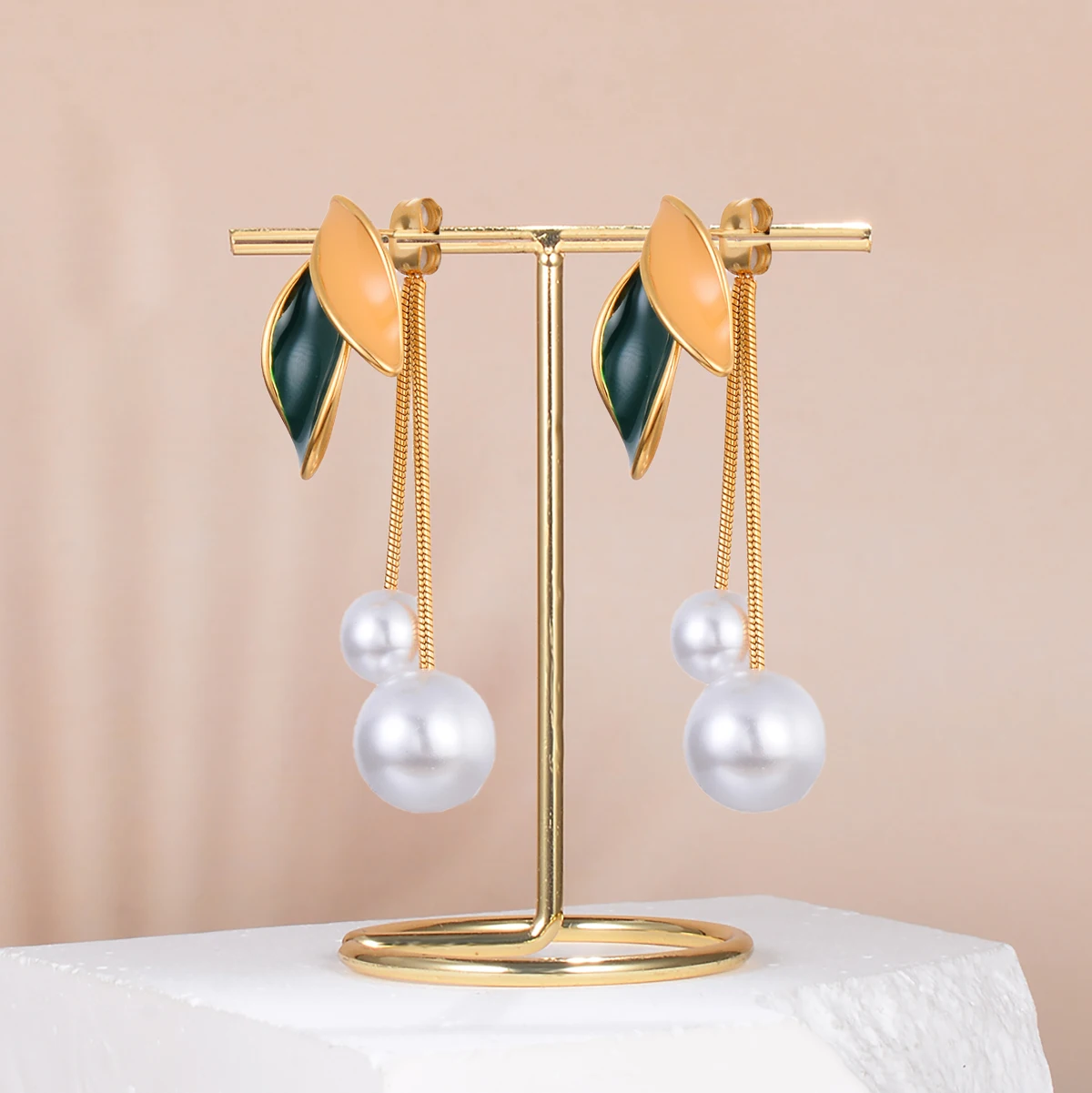 Изысканные серьги-подвески из искусственного жемчуга и эмалированных листьев