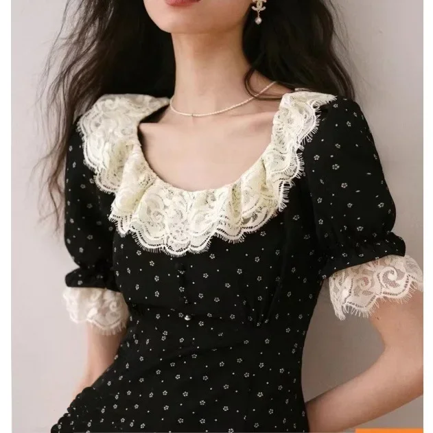 Кружевное платье во французском стиле с вырезом в виде листьев и распылением