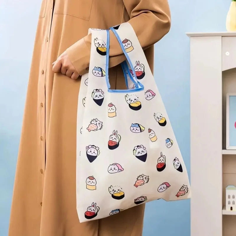 Фото Складная сумка для покупок Chiikawa Sushi Co-branded с милым аниме-персонажем, полностью расшитая принтом, из нейлона, многоразовая, портативная сумка-тоут для продуктов №2