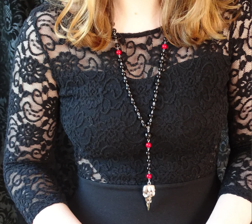 Черно-красный Розарий с вороном черепом в античном серебре черное жемчужное