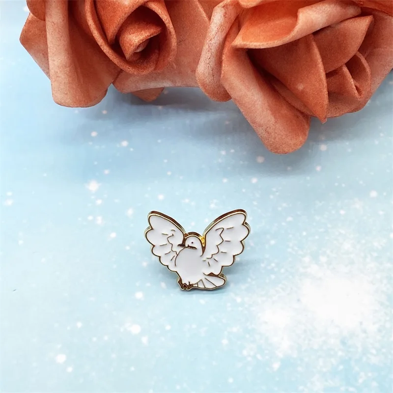 Простая маленькая и милая эмалированная брошь с изображением голубей из