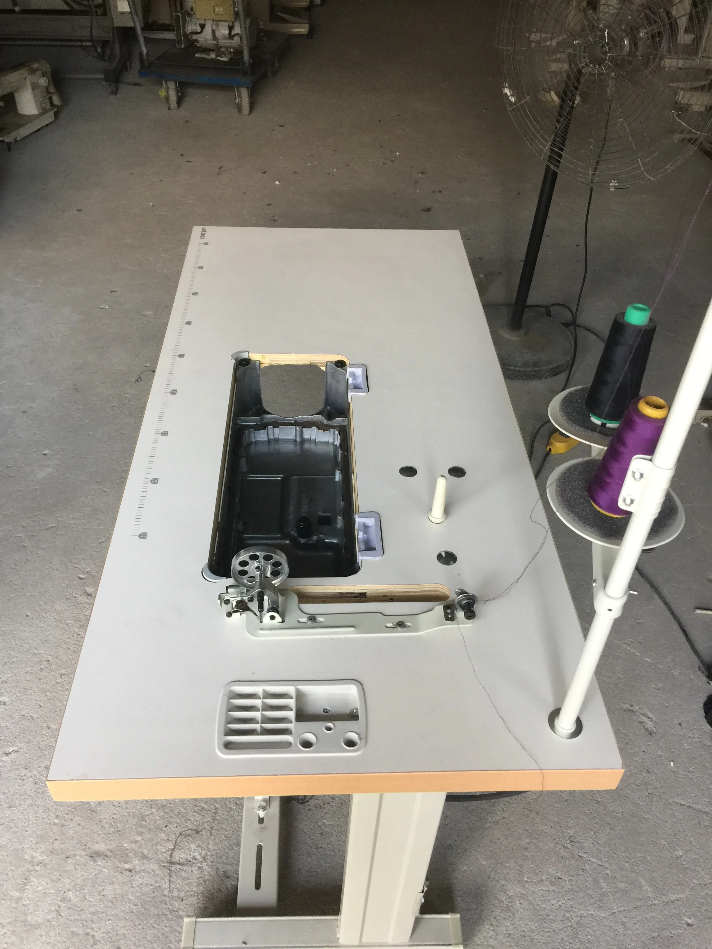 Бывшая в употреблении Промышленная швейная машина lockstitch Японии