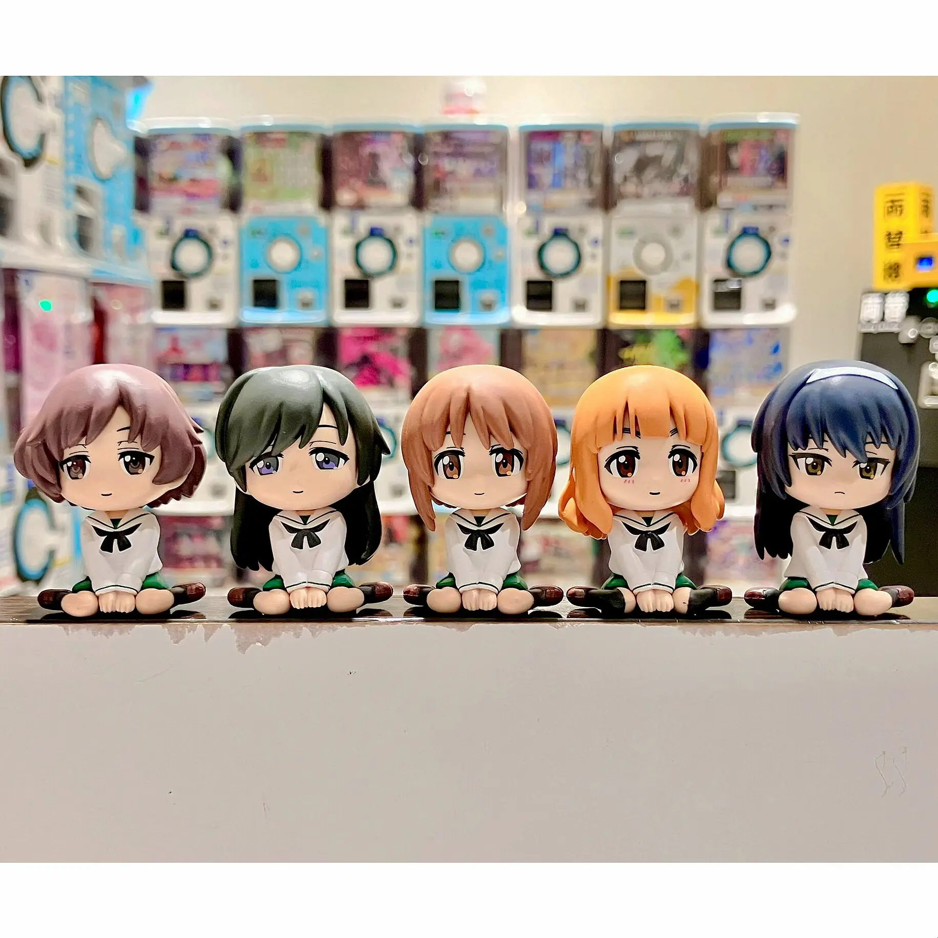 Фото Коллекционная аниме-фигурка Bandai: Girls Und Panzer — Михо, Саори, Юкари, Мако (сидящие девушки, обнимающиеся на коленях) для настольного декора №1