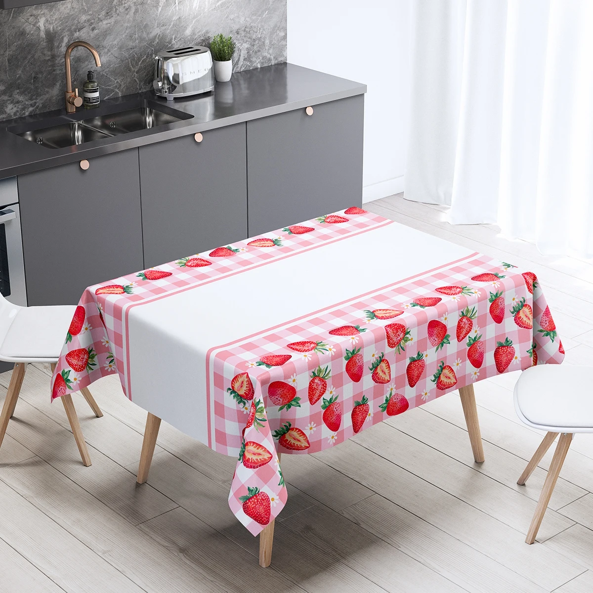 Скатерть с принтом клубники и маргариток