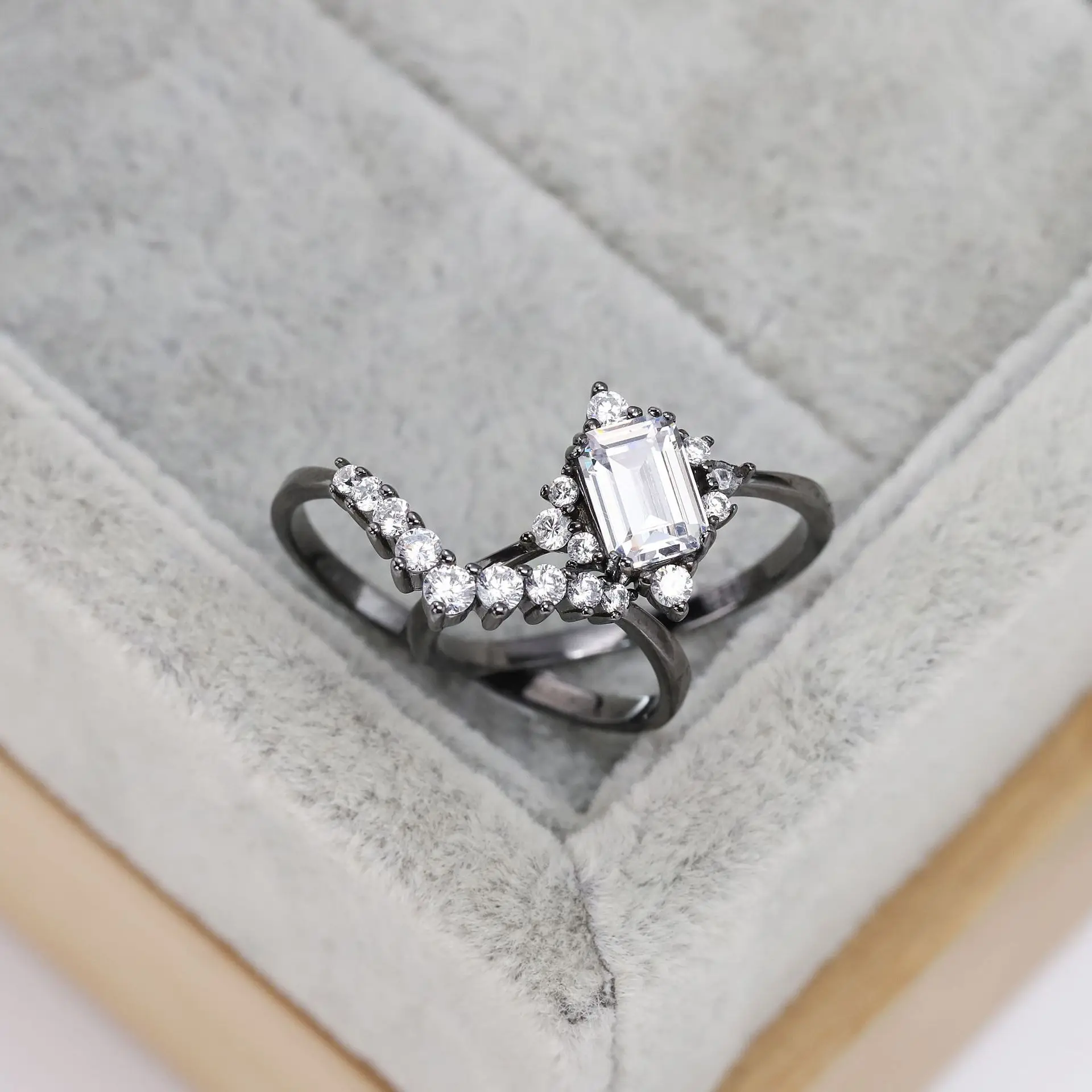 

Кольцо из серебра 925 пробы с черным камнем