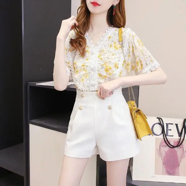 

Женский комплект из двух предметов, шифоновый топ с коротким рукавом и цветочным кружевом и свободные шорты с высокой талией, модель F190 на лето, 2022