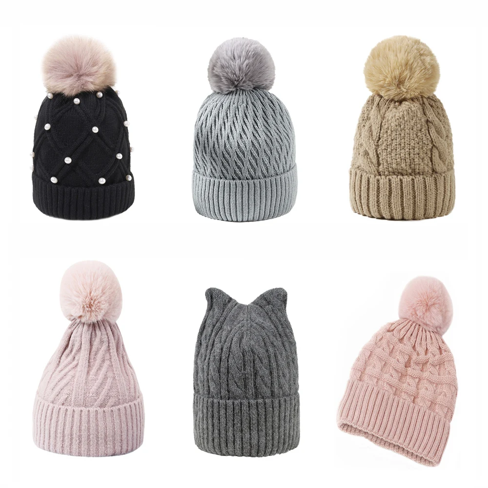 Шапка-бини для женщин на зиму с теплым подкладом из плотной вязки, мягким плюшевым помпоном, черного/белого цвета, однотонная, повседневного стиля, для активного отдыха на улице и учебы.