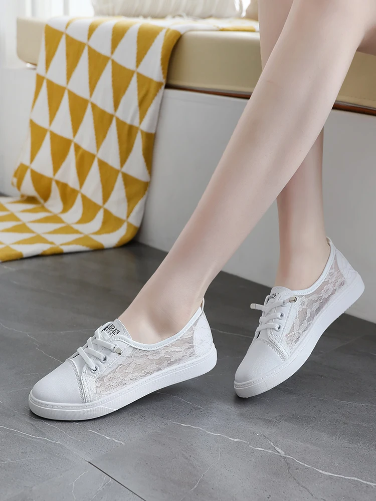 

White shoe her face ventilation in the summer 2023 the new lighter shoes joker flat shoes female students sandals bud silk net